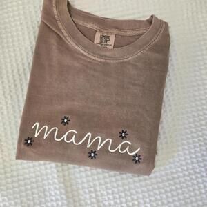 Embroidered Mama Shirt T-Shirt With Cursive Mama & Floral
